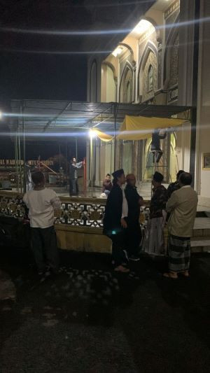 Jamaah Masjid Al-Mahmud Baitul Abidin Dusun Gondang Mempersiapkan Tempat untuk Acara Teraweh Keliling : Tarling Wujud Persatuan dan Kerukunan Antar Dusun