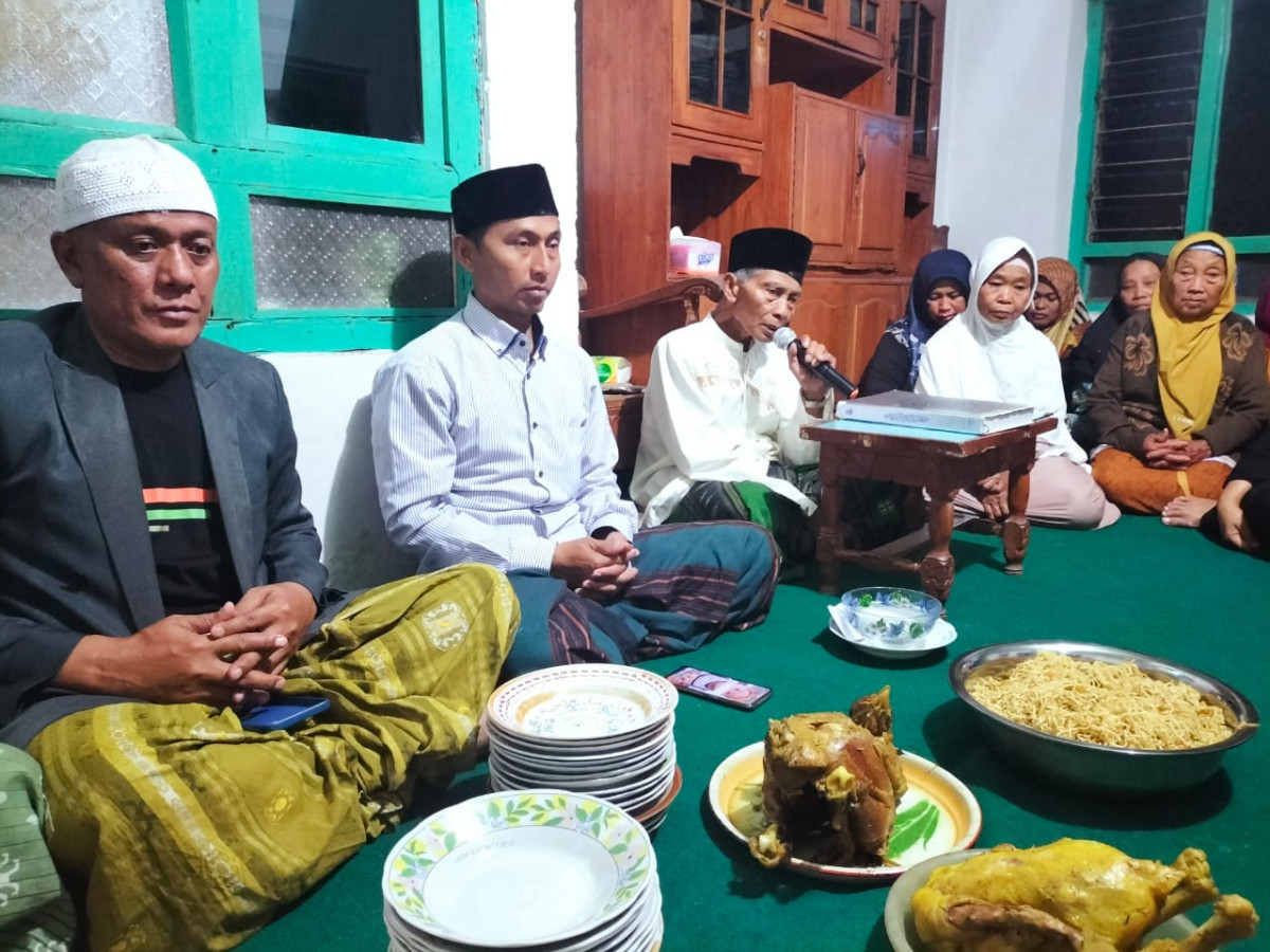 Pemerintah Desa, tokoh agama dan warga melaksanakan Bibarokatil Qur'an akhir ramadhan 1445 H