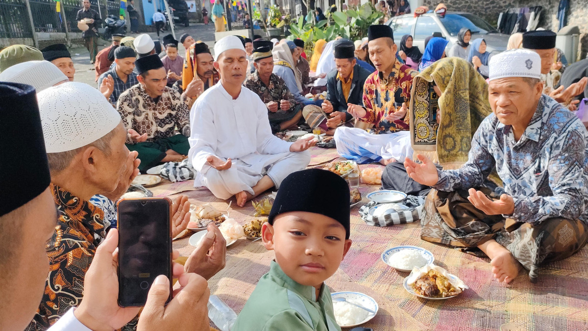 Doa di awal bulan syawal dan Tradisi Makan Bersama Setelah Sholat Idul Fitri - Rasa Syukur dan Berbagi Kebahagiaan