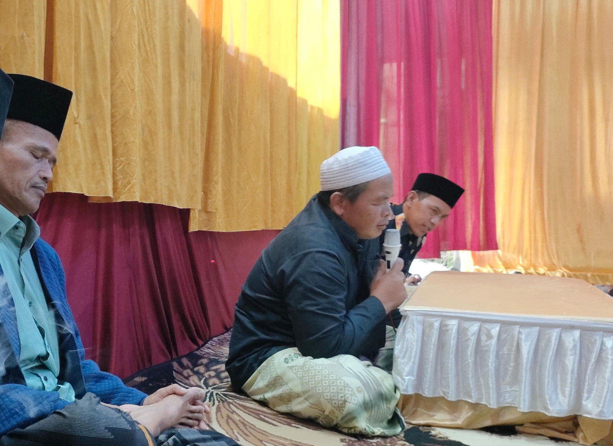 Kh. Musyafa Ali (Ponpes Tahfidzul Quran At Tauhid III Candimulyo) : Halalbihalal sebenarnya istilah bahasa Indonesia - Tradisi unik dan otentik kreasi dari masyarakat Nusantara