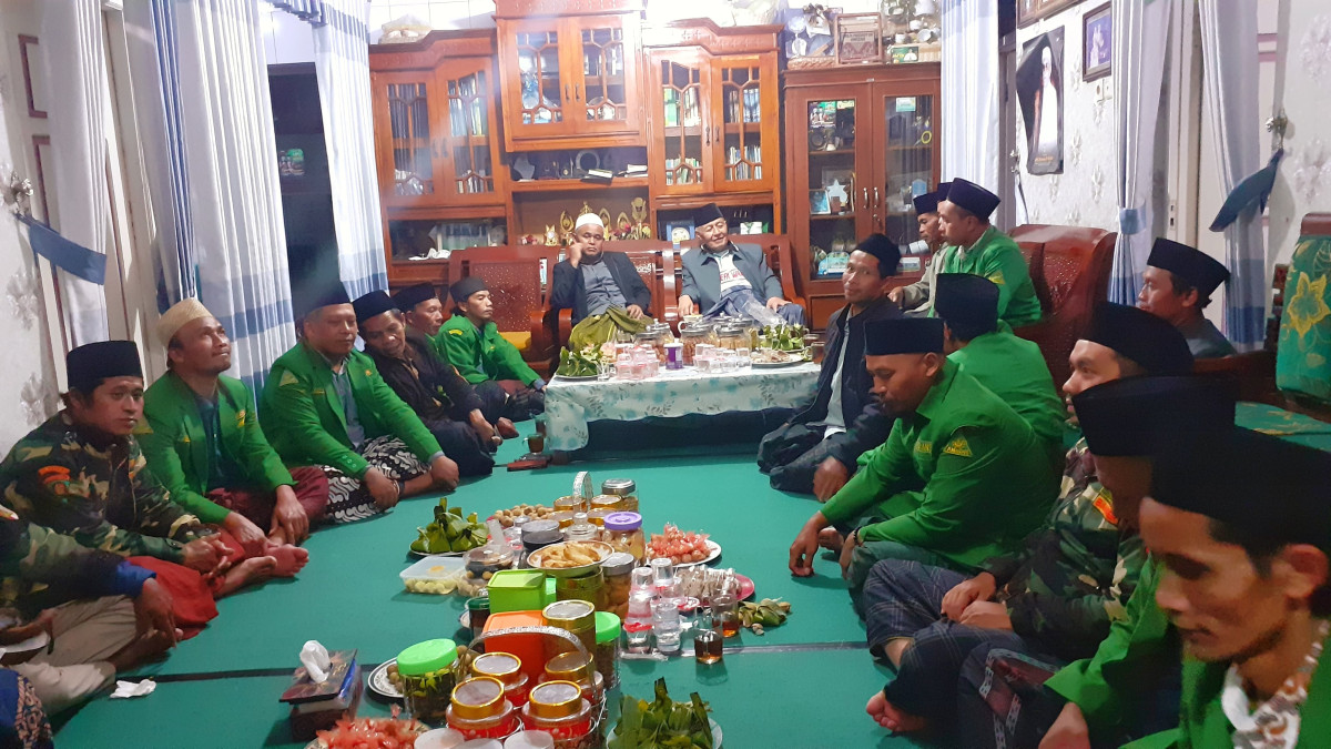 Anshor Banser Candimulyo : Tradisi halalbihalal "sowan ulama" komitmen menghormati, mewarisi tradisi dan mengabdi pada ulama sebagai pemimpin spiritual dan intelektual dalam masyarakat.