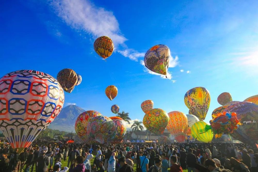 Tradisi menambatkan balon udara - rekreasi murah warga pasca hari raya idul fitri