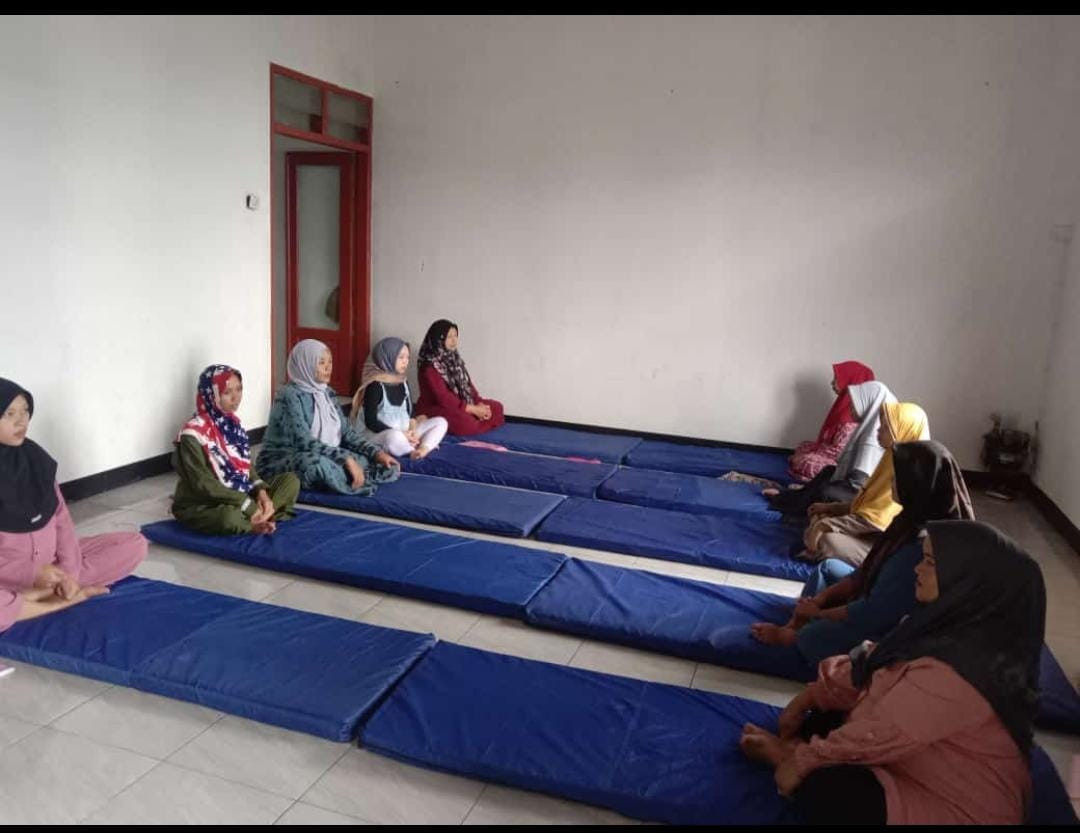 Bidan Desa : Pendampingan senam ibu hamil - Mempersiapkan tubuh untuk persalinan