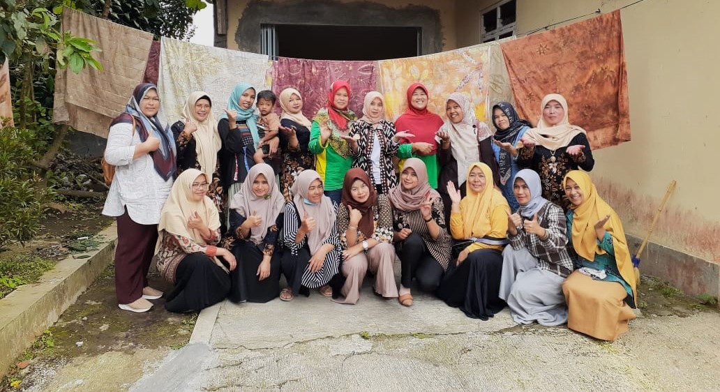 Pelatihan Ecoprint - Memberikan wawasan tentang pemanfaatan potensi lingkungan dan pengembangan keterampilan dalam bidang seni ecoprint