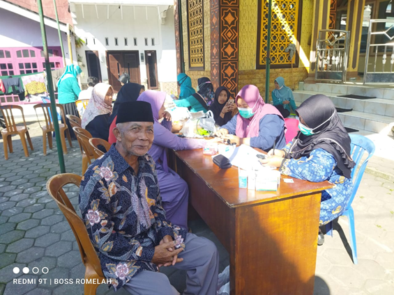 Jika tidak mengikuti posyandu lansia, belum tentu saya ada uang untuk cek kesehatan di puskesmas pak..