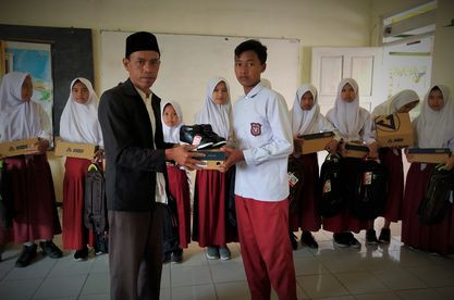 Pemberian Bantuan Pendidikan Keluarga dengan Status Miskin