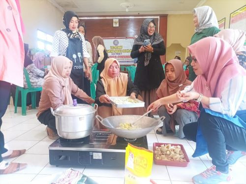 Pelatihan Pembuatan Aneka Cemilan - Pengembangan keterampilan dan potensi ekonomi sampingan
