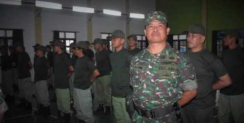 Pelatihan baris-berbaris bagi anggota Linmas (Perlindungan Masyarakat) - Meningkatkan kedisiplinan, kekompakan, serta ketrampilan