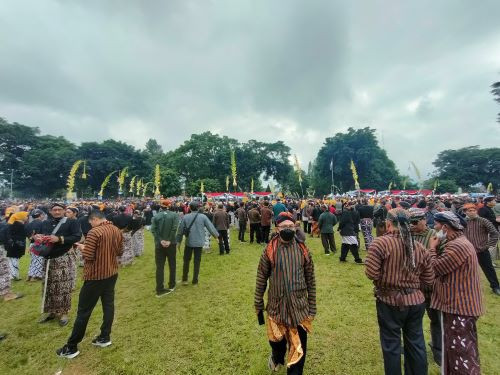 Bagaimana cara masyarakat desa melestarikan budaya?