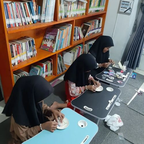 Belajar sambil bermain di perpustakaan desa, membantu dalam pengembangan kognitif, afektif, dan psikomotorik anak