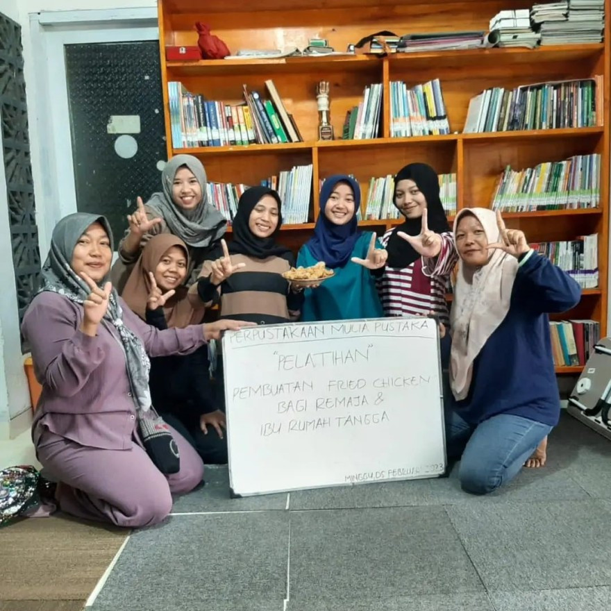 Perpustakaan desa : Berdayakan Remaja dan Ibu Rumah Tangga di desa - Belajar UMKM membuat Fried Chicken