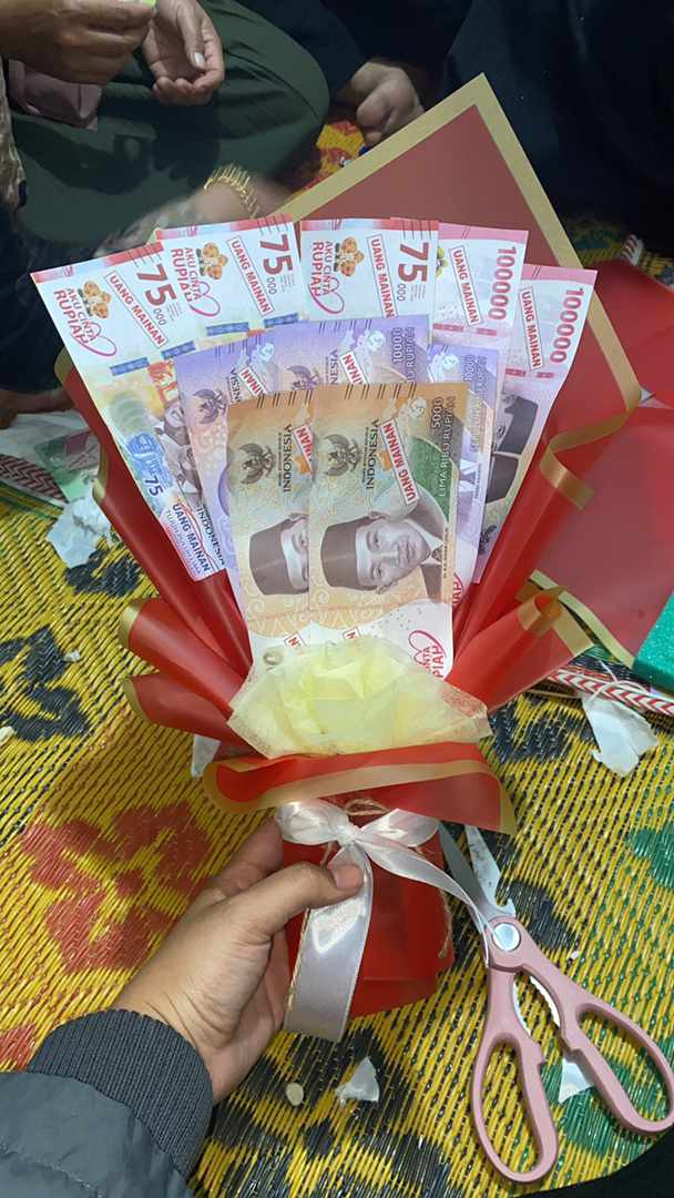 PKK Dasawisma Candiroto - Pelatihan daur ulang sampah menjadi mahar uang dan bucket snack.