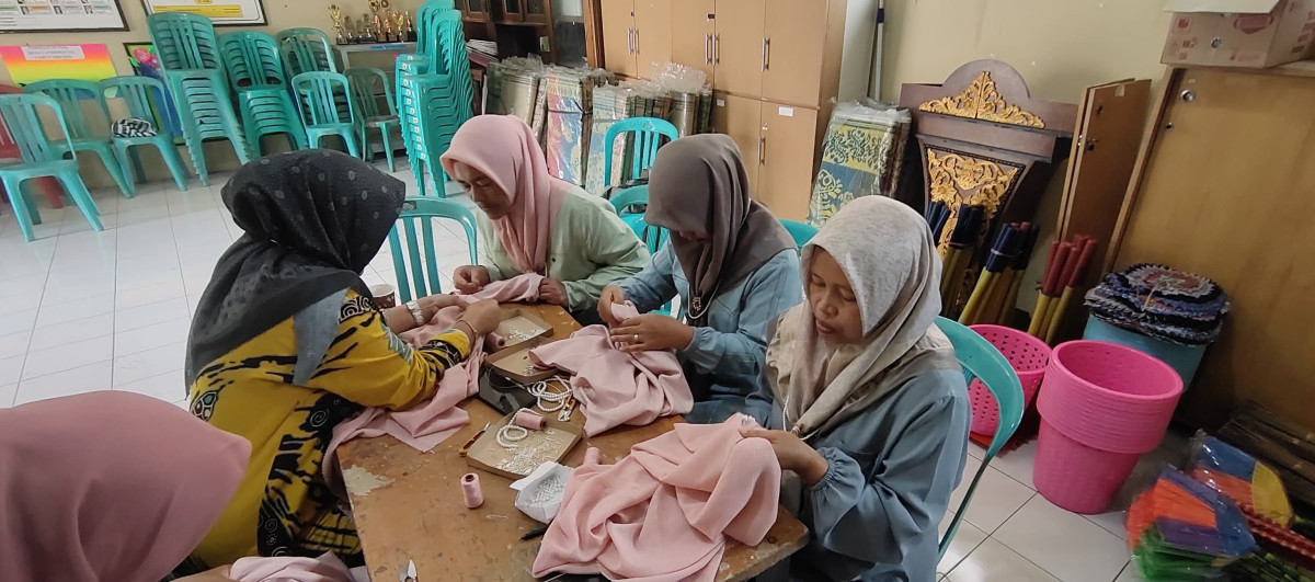 Pelatihan keterampilan menjahit payet - Memberikan keterampilan dan pendapatan tambahan melalui kerajinan tangan.