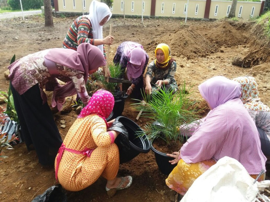 u Cakap : Ibu-ibu Cekatan Tanam Pangan - Meningkatkan ketahanan pangan keluarga dengan memanfaatkan halaman rumah dan greenhouse secara optimal.