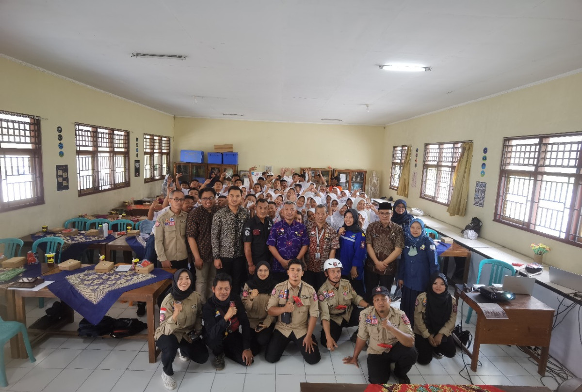 Sosialisasi Pekerja Sosial (Peksos) tentang Pencegahan Bullying dan Bijak Menggunakan Media Sosial di SMP 4 Kertek desa Candimulyo