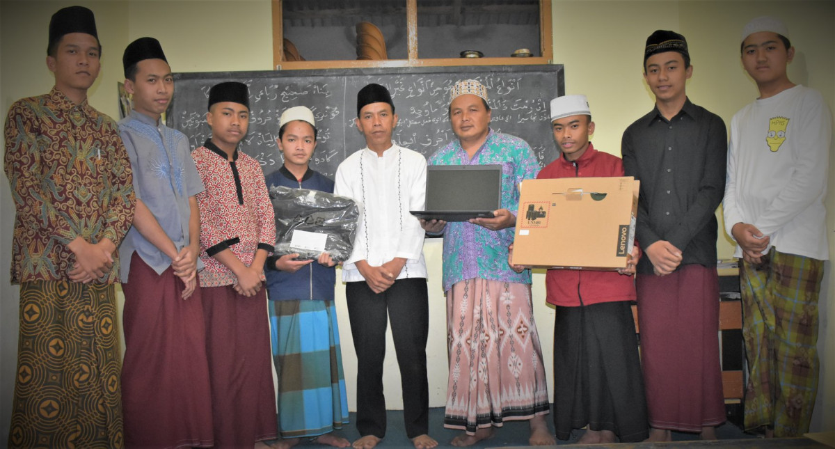 Komitmen Kepala Desa : Meningkatkan kualitas pendidikan agama dan umum di tingkat desa (Fasilitasi Laptop, ATK dan Alquran untuk 9 Madrasah 1 TK dan 2 Paud)