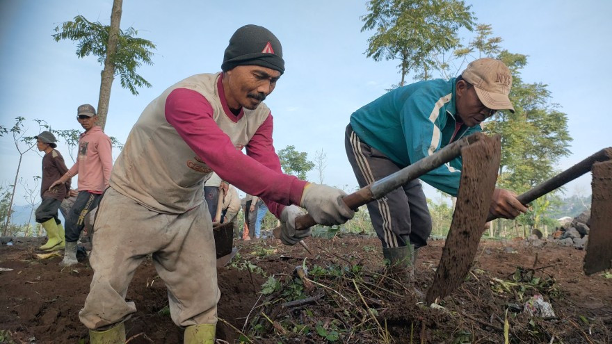 Menata Tempat Peristirahatan Terakhir yang Layak : Semangat Kebersamaan. Warga Madukoro Serentak Gotong Royong Perluas Lahan Makam