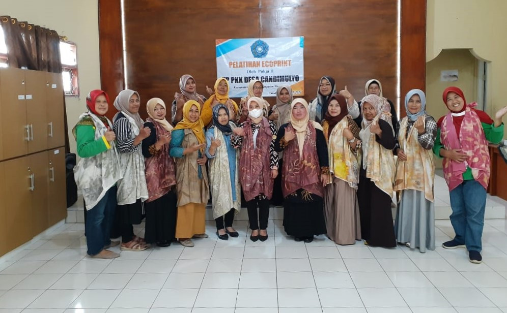 Go Green with Ecoprint: Pelatihan Pemanfaatan Daun dan Bahan Alami untuk Produk Bernilai Jual