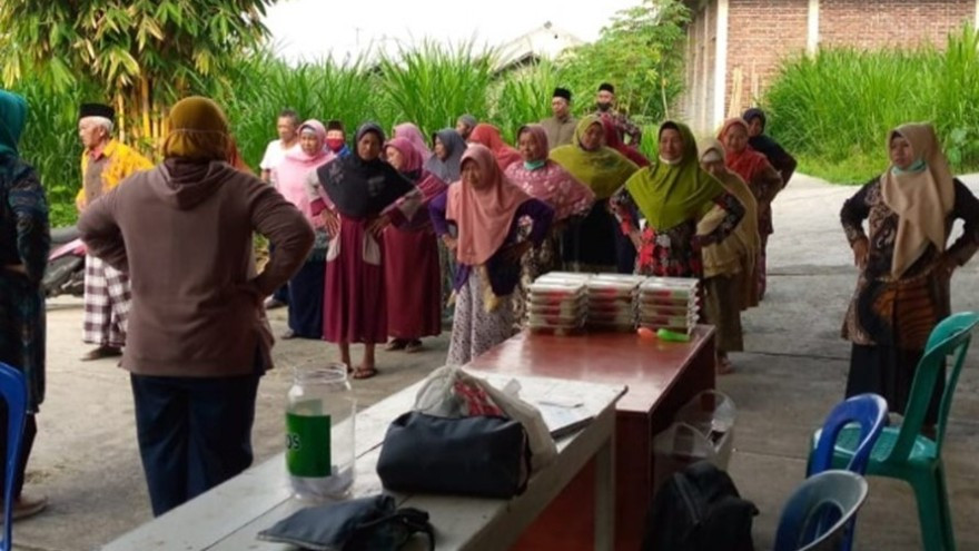 Ketika Bidan Iin Mengajak Lansia Menari di Atas Usia