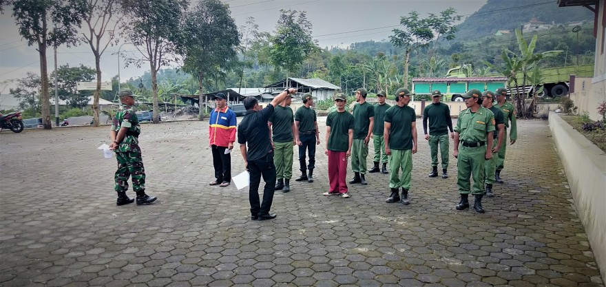 Bukan TNI, Tapi Linmas : Siapa bilang baris-berbaris cuma urusannya TNI atau anak sekolahan