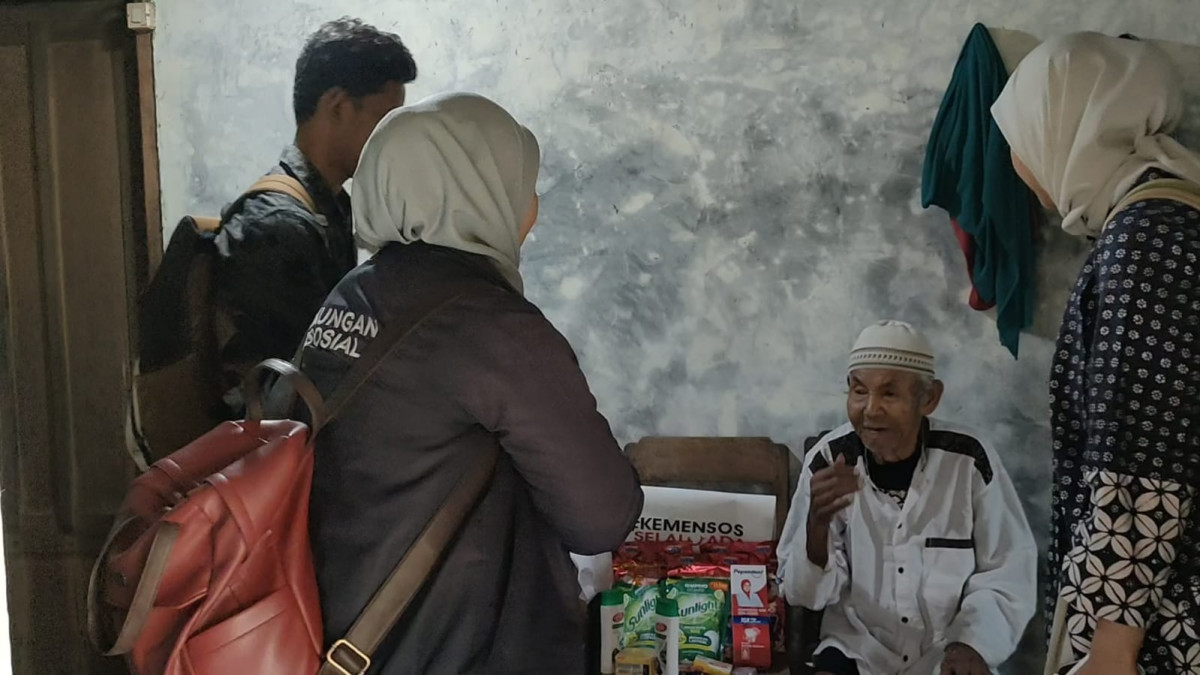 Pemerintah Desa Candimulyo dan TKSK Kertek Salurkan Bantuan untuk Lansia Mandiri