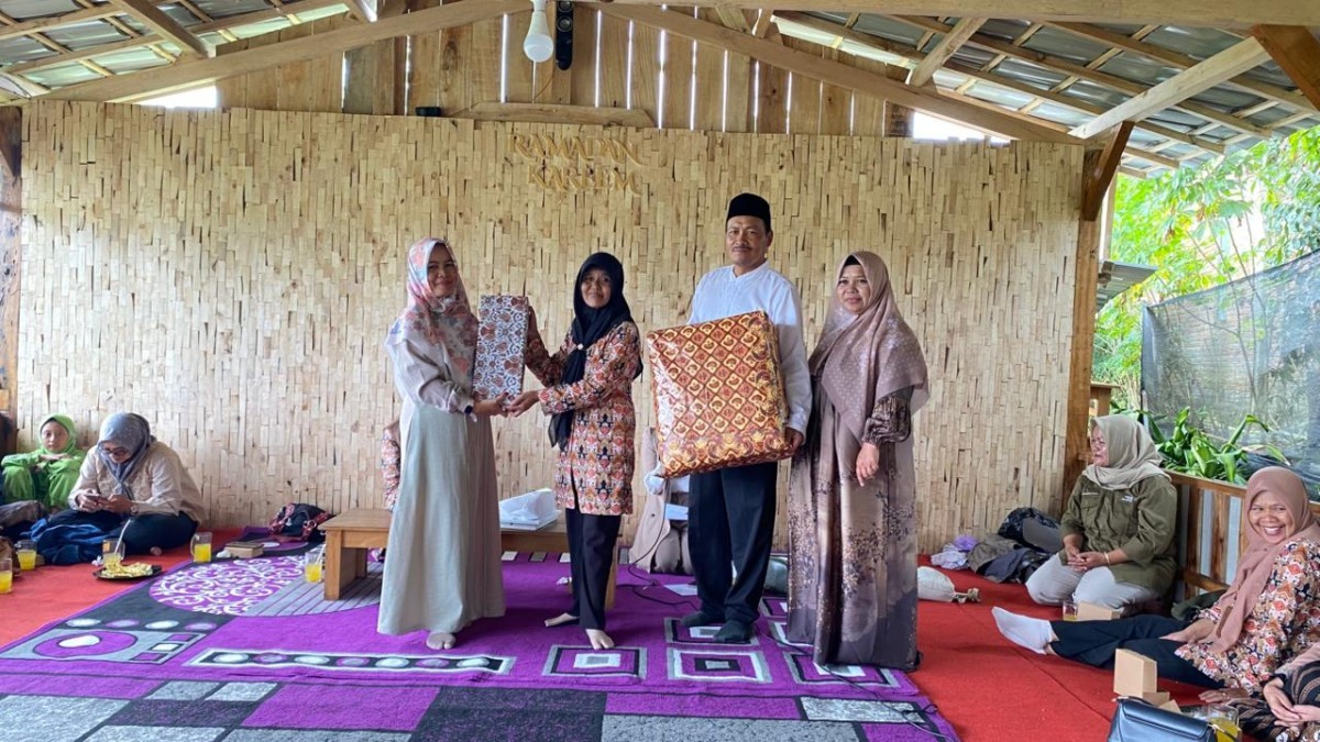 Sinergi dan Haru di Njubras: Halal Bi Halal PPKBD Kertek Sekaligus Melepas Masa Bakti Ibu Soewarsih