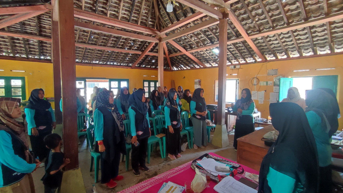 Menyanyikan lagu Indonesia Raya..