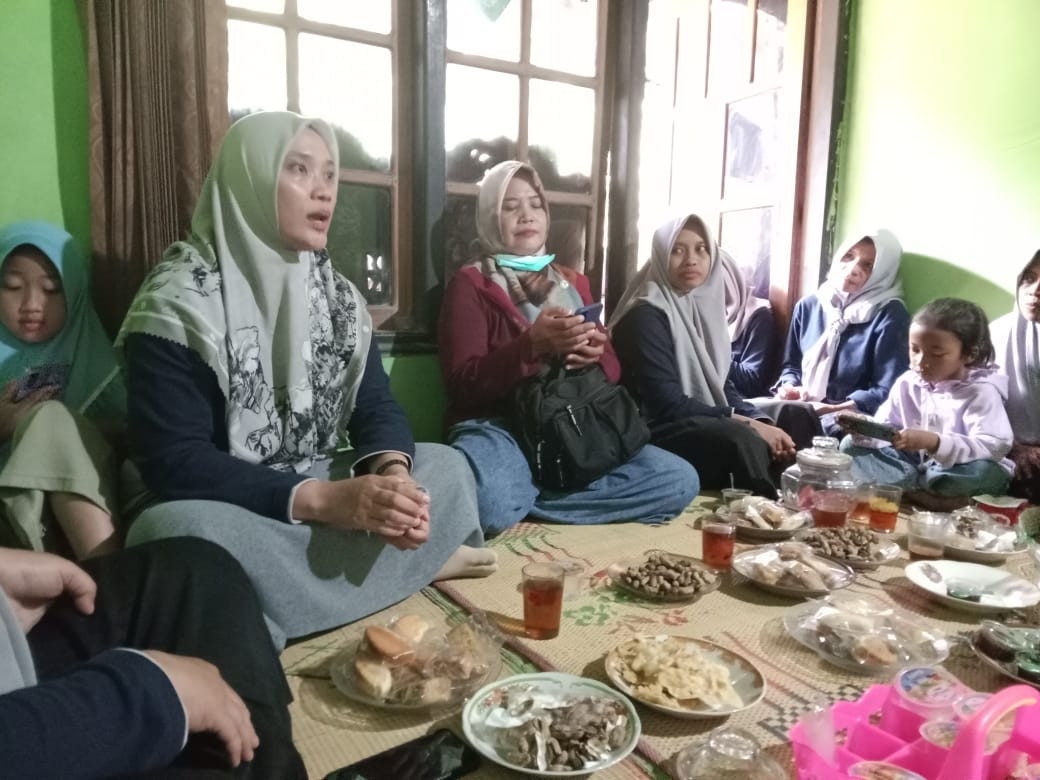 Sambutan ibu bidan desa.