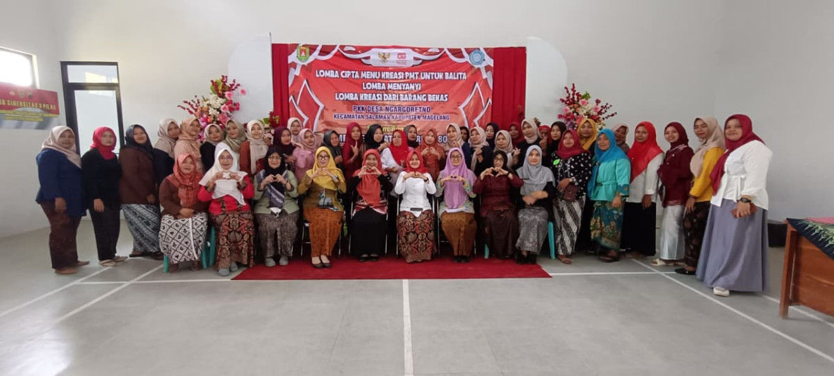 Foto bersama anggota pkk dan dewan juri.