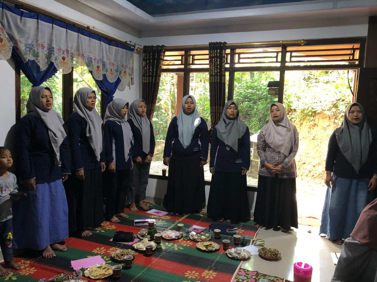 Menyanyikan lagu Indonesia Raya