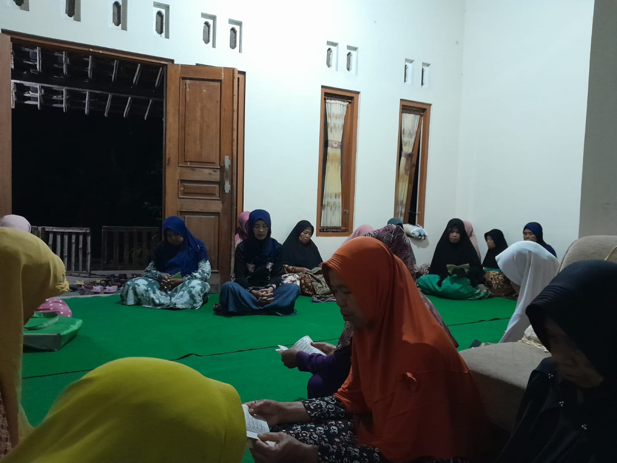Remaja dan ibu yang punya remaja pertemuan bersama di acara yasinan