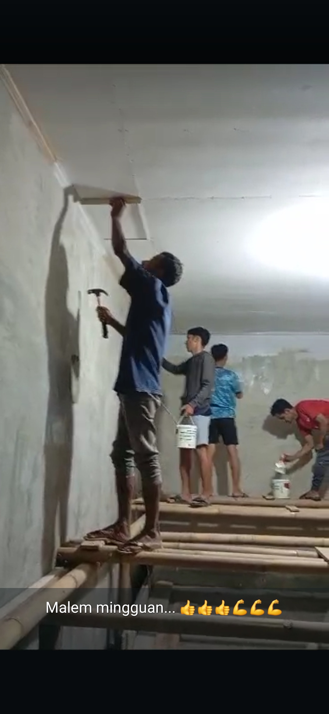 Remaja kerja bakti plester gudang