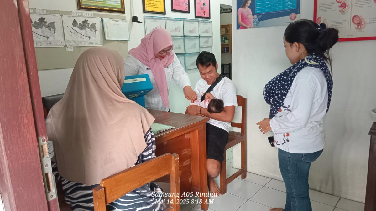 Kegiatan Imunisasi Bidan di Desa Pandeyan