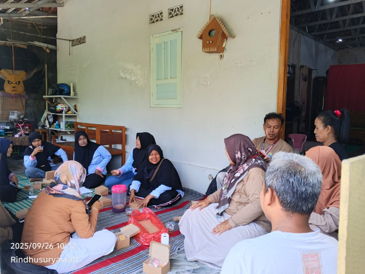 Berdiskusi tentang hasil pemantauan jentik