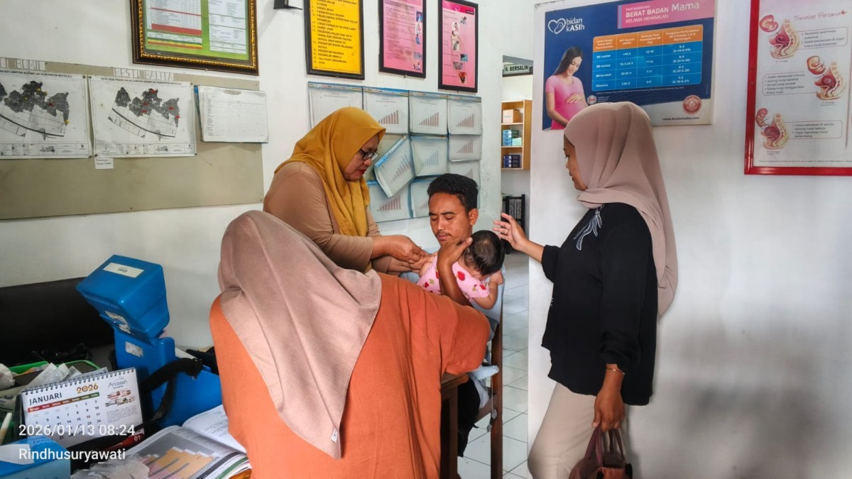 Imunisasi oleh ibu bidan Desa
