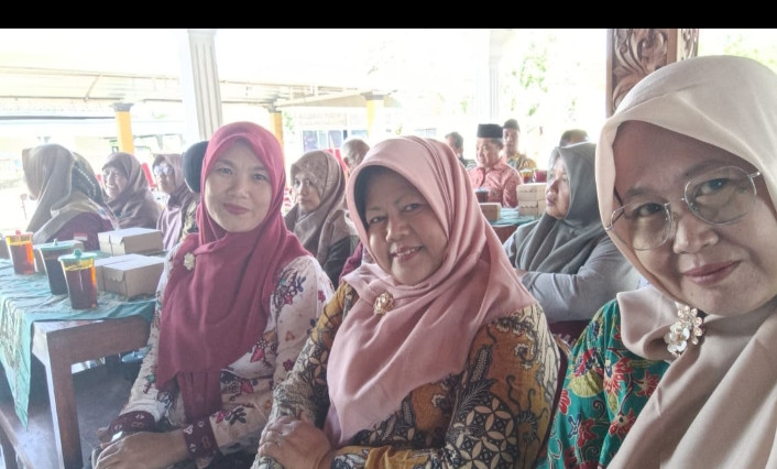 Mengikuti musyawarah Desa.