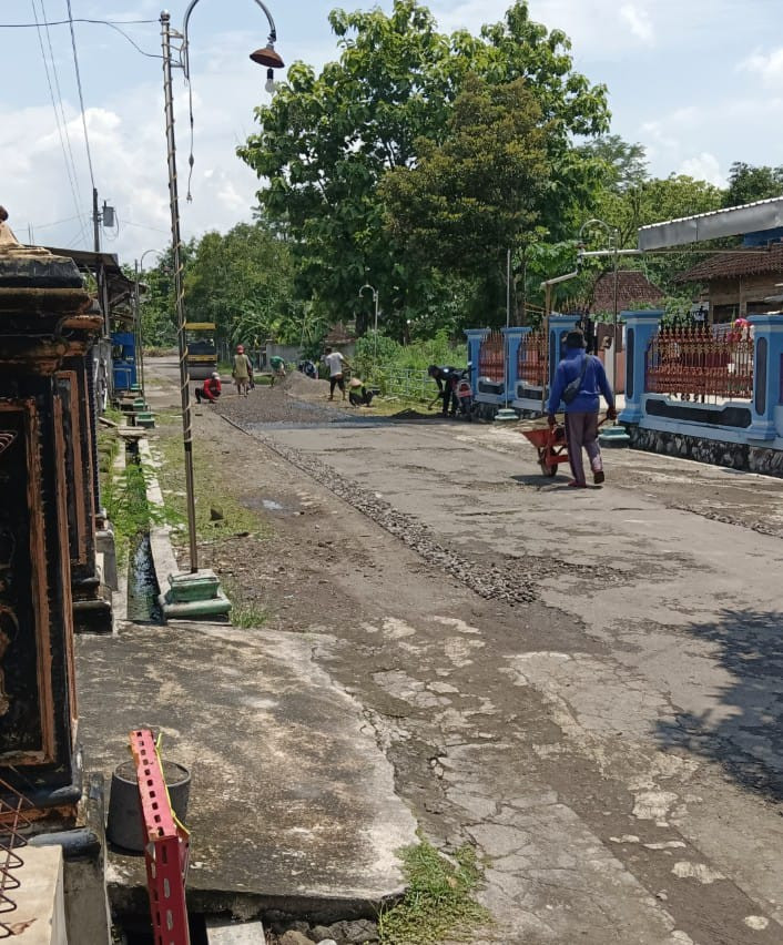 Kerja bakti perbaikan jalan