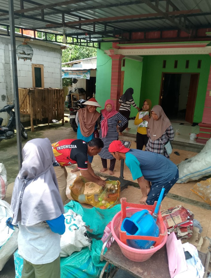 Penjualan sampah ke pengepul