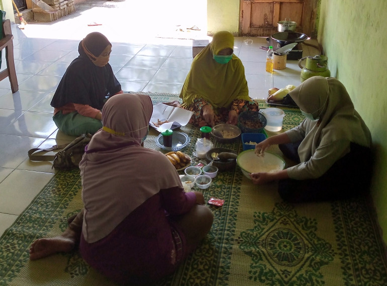 Membuat Kripik Bunga Jantung Pisang di BKR Makmur Sejahtera Kampung Keluarga Berkualitas Suka Maju Ds. Pondok