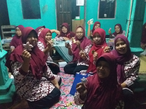 Pelatihan membuat bros dari kain perca