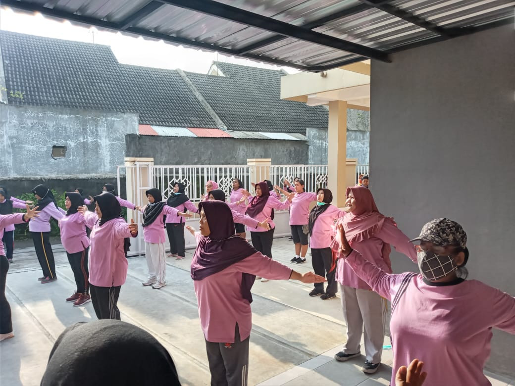 Senam Minggu Pagi di Halaman Rumah ibu Atik RT. 07 (2)