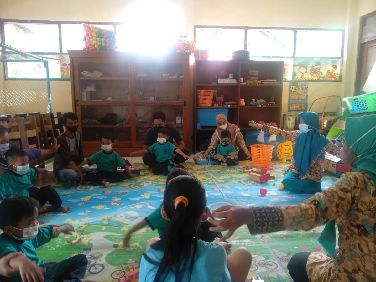 Melatih anak didik untuk gerakan merentangkan kedua tangan (Motorik Kasar)