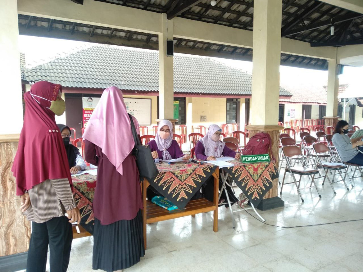 23.	Vaksinasi Booter “Pfizer” di Kantor Desa Gedangan