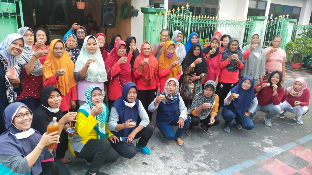 Minum Jamu sambil berjemur di pagi hari