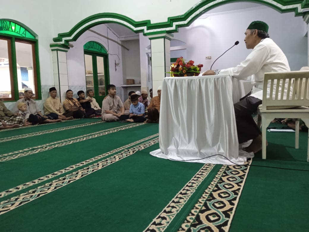 Pengajian menjelang berbuka puasa di masjid At-Taqwa Desa Gedangan