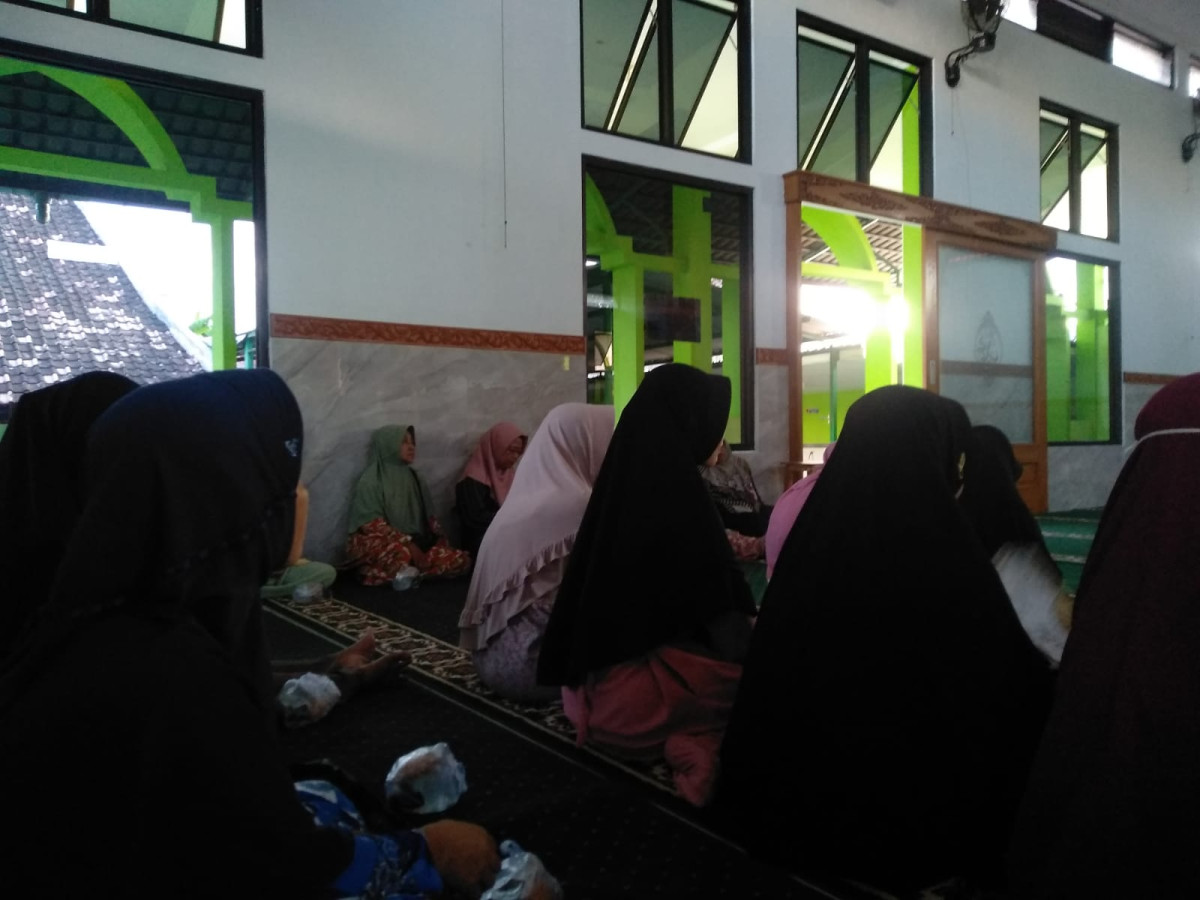 Pengajian Rutin Al-Hikmah Ibu-ibu di masjid Jami’ Desa Gedangan