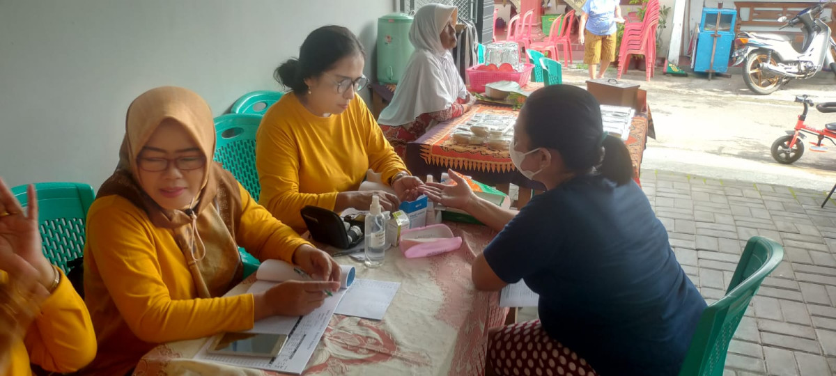 pengecekan kesehatan kepada peserta posbindu