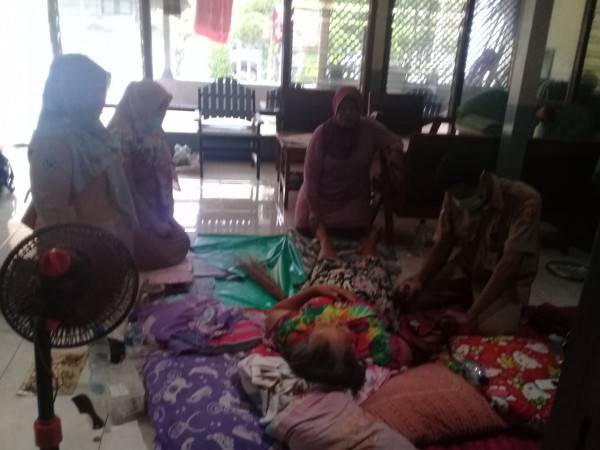 KUNJUNGAN KE RUMAH LANSIA YANG SAKIT STROKE