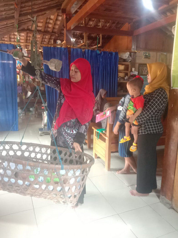 penimbangan berat badan balita