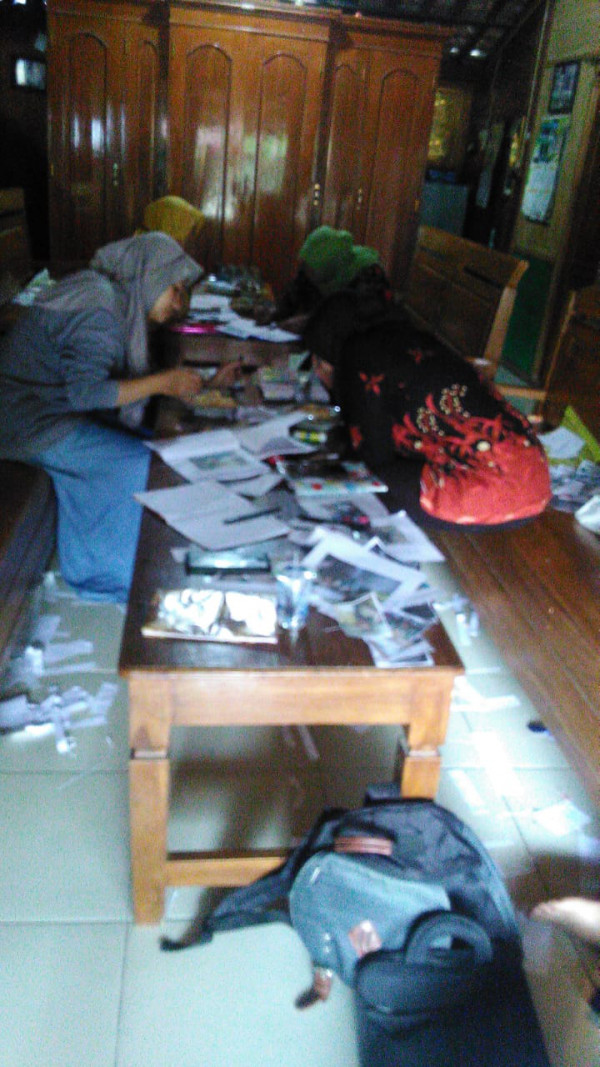 Saling memberikan contoh dan masukan antar sesama kader pokja